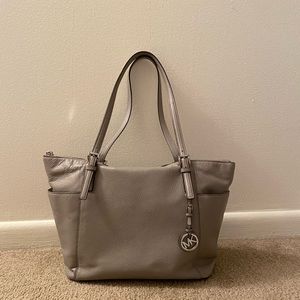 Michael Kors Jet Set Item Large East West Top Zip tote in pearl grey